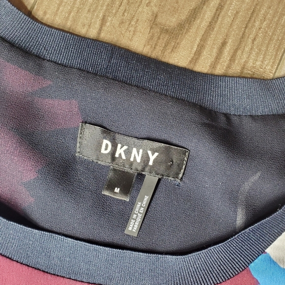 DKNY Womens Navy Printed Short Sleeve Jewel Neck Top Size Medium NWOT - Picture 4 of 16